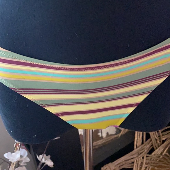 Brilliant stripes bikini - Picture 3 of 9